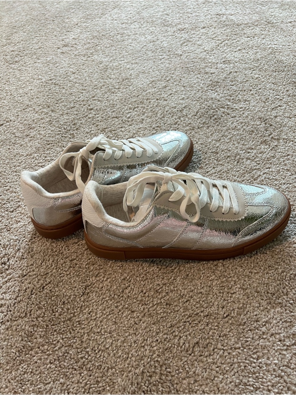 Cushion wire Metallic Silver Low-Top Sneakers with Gum Sole - Size 8.5 - Picture 2 of 4
